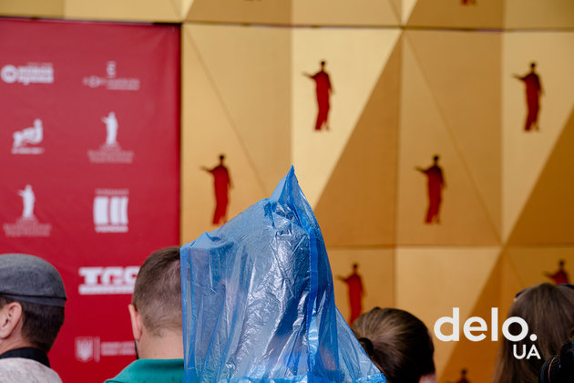 Красную дорожку Одесского кинофестиваля развеселил дождь — фото