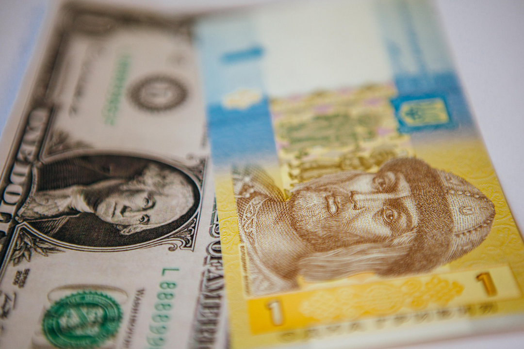 В поддержку гривни: Нацбанк выбросит на рынок еще $100 млн