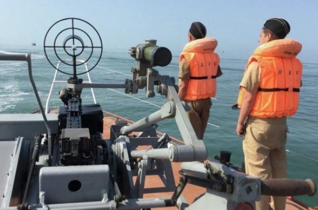 В Крыму пограничники ФСБ России захватили украинское судно