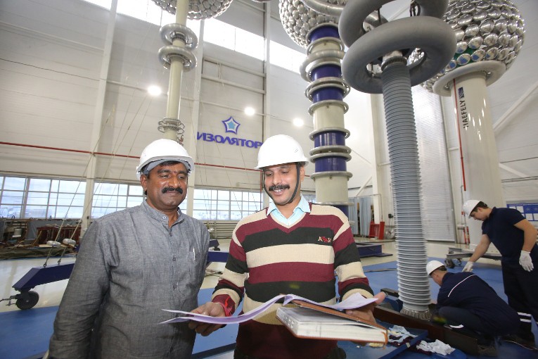 Индийские компании провели инспекцию испытаний высоковольтных вводов на заводе «Изолятор»