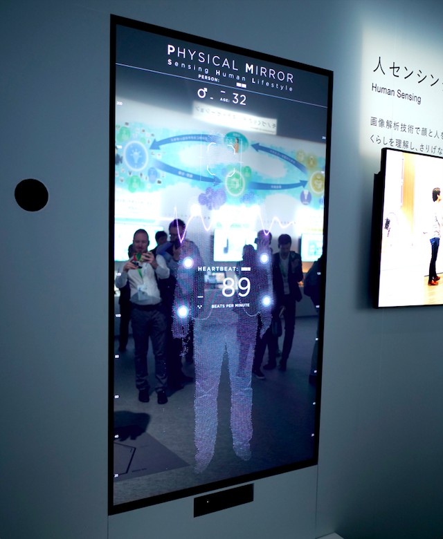 На международной выставке CES 2019 Panasonic представил сенсорное зеркало