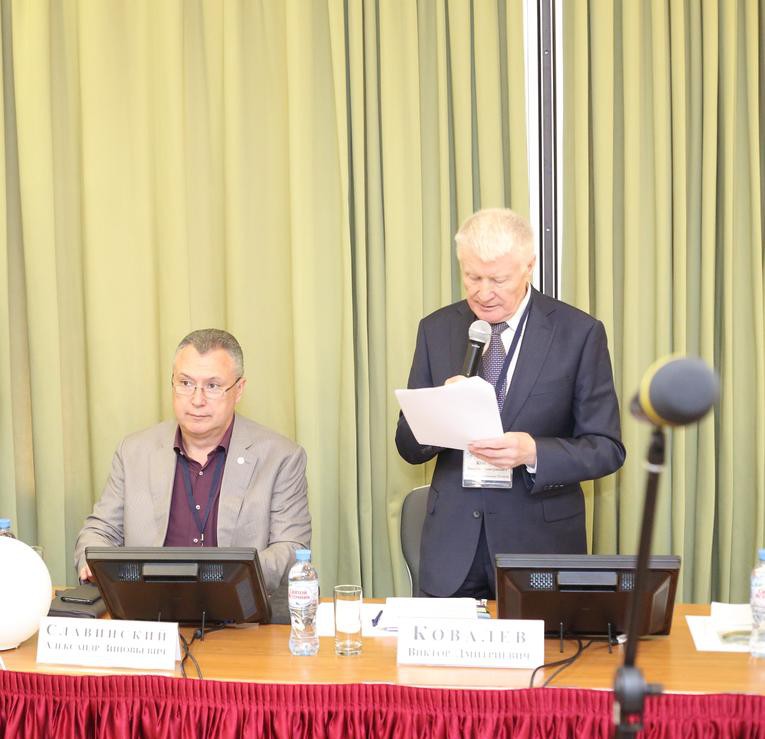 Александр Славинский (слева) и президент Международной ассоциации ТРАВЭК Виктор Ковалев в президиуме XXIX конференции
