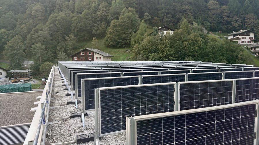 На крыше завода Coca-Cola в Швейцарии установили двусторонние солнечные модули «Хевел»