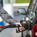 В Москве впервые с начала марта начал дешеветь бензин