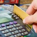 Украинцы стали меньше рассчитываться карточками
