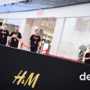 Первый пошел: как флагманский магазин H&M в Lavina Mall открывали — фото