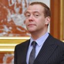 Медведев на фоне обвала рубля считает ситуацию в экономике «абсолютно стабильной»