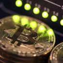 Курс биткоина упал ниже 8 тыс долларов из-за запрета рекламы криптовалют